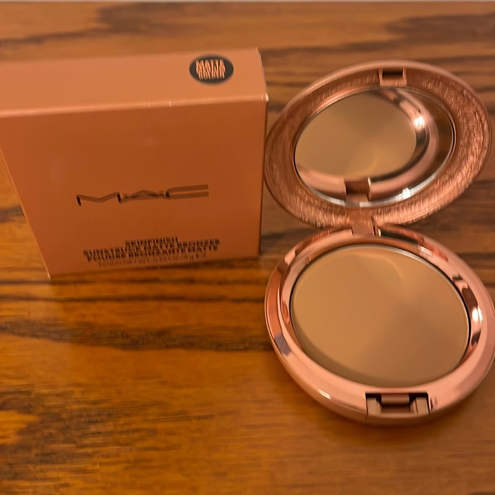 BNIB MAC SKINFINISH SUNSTRUCK MATTE BRONZER Matte Medium Golden